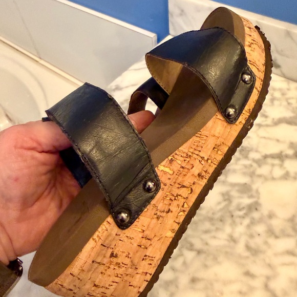 Corkys Wedge Sandal Women’s 8 Shoe Metallic Black Leather Comfort Straps - Picture 4 of 13